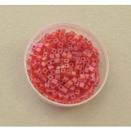 Perle cube 1,8 mm fuchsia irisé givré (Miyuki)