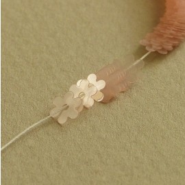 Paillette fleur 5 mm rose pâle nacré sur fil