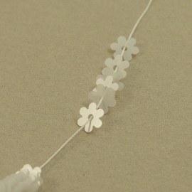 Paillette fleur 5 mm blanc nacré sur fil