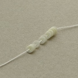 Paillette 3 mm porcelaine ivoire sur fil