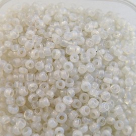 Antic seed bead 2,3 mm opaline white